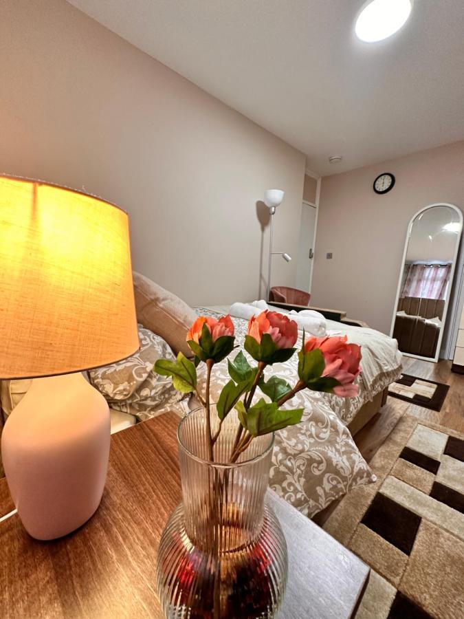 Canary Wharf Single Double And En-Suite Rooms London Exterior photo