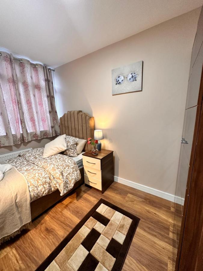 Canary Wharf Single Double And En-Suite Rooms London Exterior photo