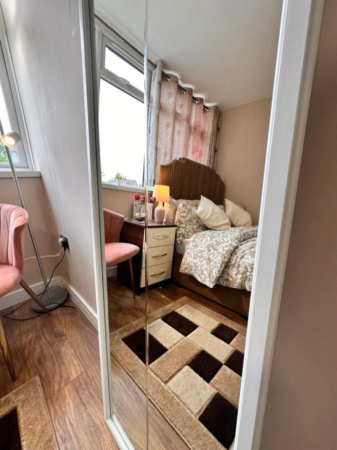 Canary Wharf Single Double And En-Suite Rooms London Exterior photo