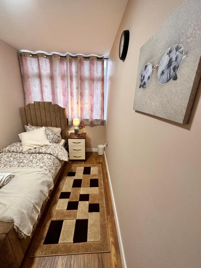 Canary Wharf Single Double And En-Suite Rooms London Exterior photo