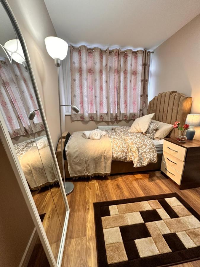 Canary Wharf Single Double And En-Suite Rooms London Exterior photo