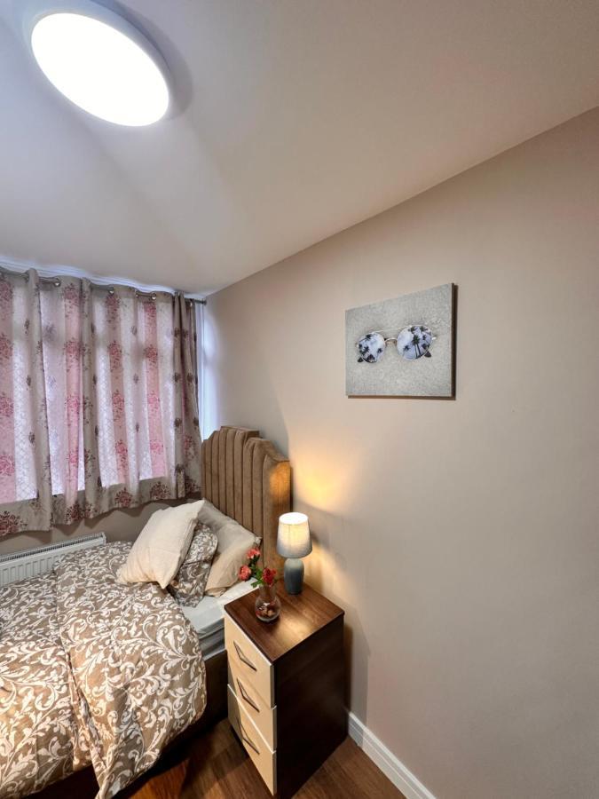 Canary Wharf Single Double And En-Suite Rooms London Exterior photo